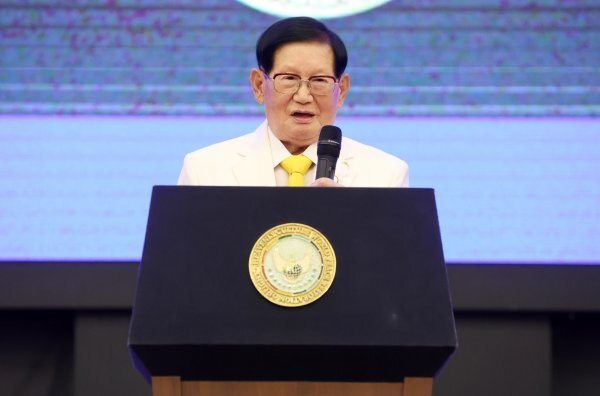 Chairman Lee addresses the audience at the HWPL 7th DPCW Commemoration Chairman Lee addresses the audience at the HWPL 7th DPCW Commemoration